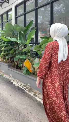 Clara midi dress warna merah bata cantik bgt jangan sampe kehabisan😍#fyp #fypシ #fypシ゚viral #fypage #fypdong #fypgakni #fyppppppppppppppppppppppp #follow #like #komen #viral #viralvideo #viraltiktok #racuntiktok #ootdfashion #ootdhijabstyle #mididress #fypp 