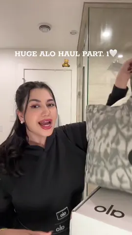 Your alo girly here🙋🏻‍♀️ #aloyoga #alogirl #aloambassador #alo #alounboxing #fyp #foryou #viral #unboxing #aloyogaunboxing #hugehaul #alohaul #aloyogahaul #luxuryhaul #foryou #lainfluencer #yvrblogger #vancouverblogger #lablogger #ocblogger 
