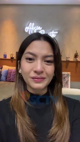 Hi, Kids.. Ini pesan dari Mommy Novia untuk kamu, tapi yang nonton pun ikutan terharu 🥹 Hiduo memang nggak selalu menyenangkan, tapi ingatlah, akan selalu ada mommy di sisimu 💙 Saksikan #TakdirCintaYangKupilih setiap hari, pukul 20.00 WIB di SCTV!  #SCTVSinetron #Tiktoktainment #HiKids #hikidsitsyourmom  Dibintangi oleh Alisia Rininta, Randy Pangalila, Jonathan Frizzy, dan Dinda Kirana.