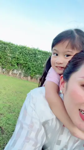 แม่จะสอนให้เป็นชาวต๊อกๆซะหน่อย ไม่ร่วมมือเลออออ เจ้าเด็กน้อย😂 