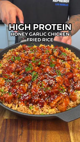 Healthy High Protein Honey Garlic Chicken Fried Rice Meal Prep 🍗🍚💪🏼 (Macros: Per Serving - 4 Total) 543 Calories 67gC | 8gF | 50gP Ingredients:  600g Diced Chicken Breast (raw) 1.5 Tsp Onion Powder, 1.5 Tsp Garlic Powder, 1 Tsp Black Pepper 35ml Soy Sauce (Kikkoman Reduced Salt Soy Sauce) 300g Frozen Mixed Vegetables 2 Eggs & 150g Egg Whites (or 4 regular eggs) 30g Spring Onion (white part only) 560g Day Old Cooked White Rice  35ml Soy Sauce 15g Spring Onion (green part only) 10ml Sesame Oil 1 Tsp Cornflour/Cornstarch Mixed With 80ml Water Honey Garlic Sauce: 65g Honey 50ml Soy Sauce 8 Diced Garlic Cloves 50g Reduced Sugar Ketchup/Tomato Sauce 20ml Rice Wine Vinegar Divide into 4 equal servings & enjoy! ❤️ Don’t forget to check out my recipe eBooks for more easy & delicious recipes 👨🏻‍🍳📖 #friedrice #chickenfriedrice #highprotein #healthyrecipes #EasyRecipe #fakeaway #Fitness #lowcalorie #fatloss #weightloss #mealprep 