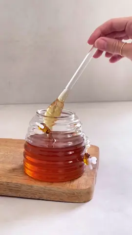 Acabou de chegar o pote de mel maia fofo que voce ja viu! 🥹🤏🏻 Pote de Mel Beehive 🐝💛 #homedecor #potedemel🍯 #cozinha #utensiliosdecozinha #kitchen #decoracao #foryoupage #fyp 