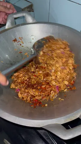 Cuacanya lagi kaya gini enak banget makan pake goreng garem enyak upit #bawanggoreng #gorenggarem #fypシ #kulinerbekasi #ngabisinnasisebakul😂🤭 #cabebawang #gorenggarembetawi #