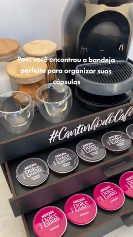 Transforme seu cantinho do café com a Bandeja Porta Cápsulas Dolce Gusto - 2 gavetas! ☕️ Mantenha suas cápsulas favoritas à mão, aproveitando o design elegante e funcional.  #dolcegusto #organização #cafe 