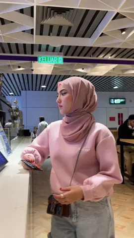 Balik from turkey at 8pm then 6am kat airport balik for work! Donning Cakenis’ New Jumper btw! Sumpah seleso🫶🏻 @shopcakenis 