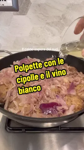 Ingredienti: 500 g carne macinata di manzo (o pollo, o tacchino) 140 g pane raffermo q.b. latte 3 uova (grandi) 70 g parmigiano grattugiato q.b. sale 500 g cipolle 150 ml vino bianco 100 ml acqua q.b. olio extravergine d’oliva q.b. farina 00 #ilcaldosaporedelsud 