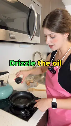 Trying to cook eggs 🍳 #english #englishteacher #learnenglish #englishtips 