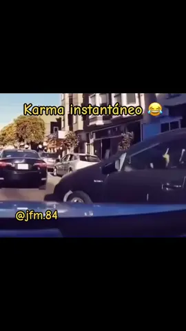 Asi funciona el Karma 😂😂 #risa #karma #carro #hombre #dedo #golpe #entretenimiento 