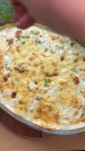 Brokkoli-Kartoffel-Gratin 😋👌🏼 Soooo lecker 🤤 Ingredients: •4- 5 medium potatoes •1 head of broccoli •1 onion •2 cloves of garlic •Olive oil •1 stick of butter •1 tbsp flour •500- 600 ml milk •200 ml cream •Salt •Pepper •Nutmeg •Cheese 🇩🇪 Zutaten: •4- 5 mittelgroße Kartoffeln •1 Brokkoli-Kopf •1 Zwiebel •2 Knoblauchzehe •Olivenöl •1 Stück Butter •1 EL Mehl •500- 600 ml Milch •200 ml Sahne •Salz •Pfeffer •Muskatnuss •Käse #EasyRecipe #tagesrezept #einfacherezepte #food #Foodie #potatogratin #fyp #foryou #yummy #kartoffel 