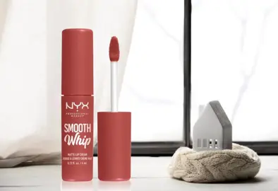 Unbezahlte Werbung (Namensnennung) Geschenk von U… Adventskalender @dm-drogerie markt @nyxcosmetics_de @NYX Professional Makeup  Smooth Whip Matte Lip Cream Farbton 02 Kitty Belly( Braun) Vegan 🌱  Ohne Tierversuche 🐷🐭🐰🐁🐈🐹 Intensive Farbe Hohe Deckkraft Matte cremige Konsistenz,glättet die Lippen Lässt sich problemlos schichten Soll den ganzen Tag halten Ein seidiger Lippenstift  Mit dem Lippenstift NYX Professional Makeup Smooth Whip Matte Lip Cream werden Ihre Lippen verführerisch und perfekt glatt aussehen.Die intensive Pigmentierung bietet eine unglaublich hohe Deckkraft.Nach dem Trocknen entsteht ein mattes Finish. Das sage ich: Was ich toll finde ist das man die Farbe auf den ersten Blick erkennt.Was ich super schade finde ist,wenn man ihn nur einmal aufgemacht hat,trocknet er aus.Sehr schade für das Geld.Die Textur ist fest wie Penaten Creme.Er lässt sich in einer Schicht auftragen. Die Farbe würde ich als Kastanien,Karminrot Braun bezeichnen. Der Lippenstift Smooth Whip mit dem Applikator passt sich gut an die Lippen an.Ich verwende immer ein Konturstift ,so hält es länger bei mir. Ich mag die Farbe sehr gerne.Die Farbe reißt auch nicht auf beim Lachen oder reden,ich hoffe ihr wisst was ich meine? Meine Lippen fühlen sich auch nicht ausgetrocknet an.Man kann ihn auch als Rouge benutzen.😉 Alles im ganzen,gefiel mir die Farbe sehr gut.Man spürt ihn nicht auf den Lippen,er ist seidig Matt. Nur das mit dem ein trocknen des Lipstick ,finde ich echt schade😢. Trinken und essen war kein Problem und er hält über Stunden.Bei fettigen Essen verliert er Farbe,aber das tut ja fast jeder Lippenstift.Ich würde ihn mir wieder kaufen,wenn die Textur vielleicht geändert wird. Wäre der auch was für euch ? #nyxcosmetics  #yesnyxcosmetics  #yesdmdeutschland #perfectsmoothlipmatte  #nyxsmoothwhiplipcream  #lipstick #annitestet110 #kosmetik #kosmetiklover #kosmetiktester #makeup #makeuptester #beauty #beautyblogger #fy #fyp #niedersachsen  #lippenstift #veganmakeup  #vegancosmetics #veganekosmetik 