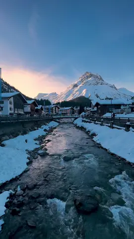 EASY TRAVEL INSPIRATION🎿🔥  Hope you enjoy these fun little transition ideas to take your travel videos to the next level!🎬 Comment your thoughts below!😊 #travelvideo #behindthescenes #behindthescene #mobilephotography #filmmaking #filmmaker #filmmakersoftiktok #skiing #skiingtiktok 