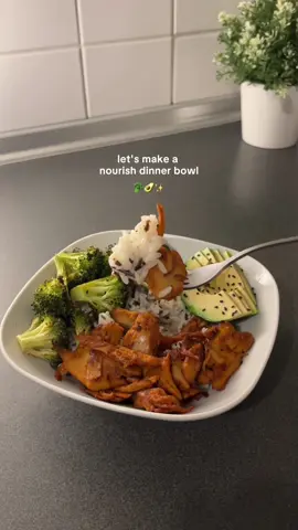 Nourish dinner bowl🥑✨ Perfect for a wholesome and satisfying meal!! 🫶🏼 Ingredients: - 1 head of broccoli - tbsp olive oil - Salt and pepper, to taste - 1 cup wild rice mix - 2 tbsp oil (for cooking) - 200 vegan chicken strips or chicken breast - 2 tbsp honey (or maple syrup) - 1/4 avocado - 1 tbsp sesame seeds #nourishbowl #dinnerrecipe #healthymeal #dinneridea #ricebowl #FoodTok