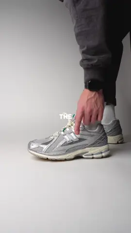 Have you tried the New Balance 1906R yet? This pair is in collaboration with @uptherestore  I love how hard they went on the reflective theme here and those hits of green are a nice touch 🤌 ALSO! Who else would give you 4 sets of laces and special socks 😮‍💨👌 • #sneakers #newbalance #1906 