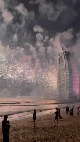 Nye in Dubai>> #dubai #newyear #trending #fireworks #foryoupage #fyp #fireworks #dxb #burjalarab #nyedubai 