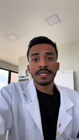 Resumo sobre exame para você! Salve e curta para não perder. Exame: Vitamina B12 Material usado: Soro (tubo vermelho ou amarelo com gel separador, preferível que seja tudo com gel) Jejum: Geralmente 4h (depende do laboratório e da padronização dos resultados, tem alguns que não pedem jejum). Centrifugação: Após a retração do coágulo deve centrifugar por 10 minutos (2200G, o RPM vai ser adaptado por laboratório também). Normal : maior que 300 ng/L Limitrofe : de 190 até 300 ng/L Deficiente: menor que 190 ng/L Gostou? Faça nossos treinamentos em análises clínicas, coleta e muito mais!!! Siga @biodepressina Fonte: Manual de exames Fleury e Guia de exames DB diagnósticos. #biodepressina #analisesclinicas #laboratorio #farmacia #lab #exameslaboratoriais #tecnicoanalisesclinicas #professorthiagonascimento #cursau #cursaucursos #cursaueducacao