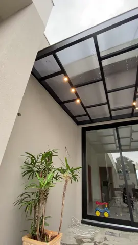 Pergolado com cobertura sm Polocarbonato. Ideia criativa da serralheria artistica, dando um Up na área externa da casa 😍😍 Utilizando o fundo de acabamento da SOLVENTEX TINTAS 😉 .. . . . . . . . . . . . . #serralharias #ideiasincriveis #ideiascriativas #serralheiro #serralheriacaseira #serralheriaartesanal #serralheriafundodequintal #serralheriaartistica #pergolado #reform #metalic 