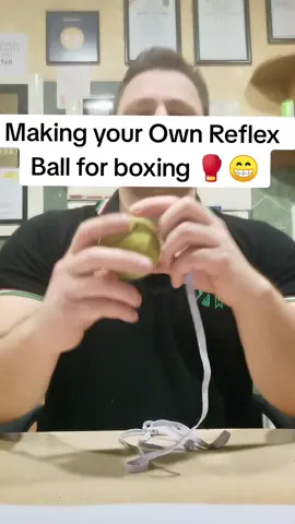 #boxing #reflexball #reflexballheadband #DIY #diyproject #all you need is 3 items for this and follow step by step my video so u can enjoy training if u want better reflexes in boxing and of course eye coordination 🥊#likeandfollowformore #ideas 