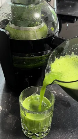 Sellerie, Gurke, Limette Spinat Saft mit dem PHILIPS HR1856/70 Viva Collection Entsafter 800 Watt #phillips #juicer #celervivice #limejuice #spinach #gesunderezepte #detoxdrink #entsafter