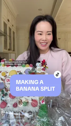 How to make a banana split 🍌 #MomsofTikTok #CookingWithKids #EasyDesserts #BananaSplit #BananaHacks 