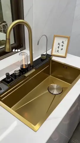 O precinho no AliExpress é de R$ 2.121,00  Descrição do peoduto:  Pia de cozinha dourada em aço inoxidável 304, Flying Rain WaterSink #cubadourada #cubacozinha #cozinhadourada 