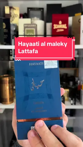 Hayaati Al Maleky de Lattafa Perfumes é um perfume Âmbar Especiado Compartilhável. Esta é uma nova fragrância. Hayaati Al Maleky foi lançada em 2022. As notas de topo são: Noz-moscada, Pimenta Rosa, Bergamota e Gengibre. As notas de coração são: Cedro, Notas Amadeiradas, Incenso e Ládano. As notas de fundo são: Almíscar, Âmbar e Âmbar Cinzento.#vaiprofycaramba #crescernaplataforma #crescernotiktok #viral #perfumariaimportada #jeanpaulgaultier #lattafa 