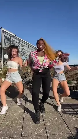 How we're entering into the new year. 💖 Dancers: @luisa @Nancy  #Itztashamusic #HappyNewYear #Womeninafrobeats 