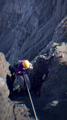 Gunung raung cukup sekali , kalau ngajak Rinjani bisa dibicarakan lagi 🫣 #shabella #pendakigunung #raung  #serunyaliburan #fakesitutation #fakesituation⚠️ #fakebodyy⚠️ #fakesituation⚠️fake⚠️ 