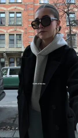 Hoodie is hooding! 😂🖤 #OOTD #outfitinspo #münchen 