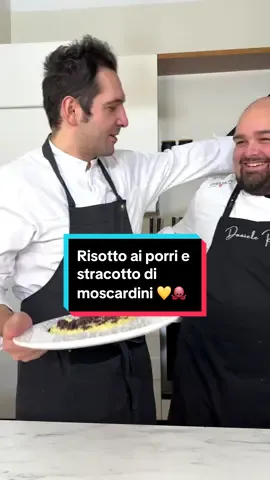 Risotto ai porri e stracotto di moscardini 💛🐙 con @Sebastian Fitarau  Sapete cosa ci piace tanto? Collaborare, scambiarci le idee, provare rispetto l’uno dell’altro senza mai provare invidia, ma sostenedoci a vicenda!  Questa è la ricetta piu bella che abbiamo ❤️ Per due persone •180g di riso carnaroli •1 porro medio (circa 150g) •3 cucchiaini di salsa di soia •300g moscardini •300ml vino rosso •1 spicchio d’aglio  •1 peperoncino •timo q.b. •maggiorana q.b.  •olio evo q.b. •sale q.b.  •pepe q.b. •acqua calda q.b. Procedimento: Nella padella a pressione metti un filo d’olio evo, aglio, timo, maggiorana, peperoncino, fai insaporire, unisci i moscardini puliti, tosta leggermente e sfuma con il vino rosso, fai evaporare l’alcol, copri con il coperchio e cuoci per 40 minuti a fiamma bassa, quando sono pronti se necessario fai ridurre il liquido di cottura, tieni in caldo. Taglia il porro a rondelle e fallo stufare in una casseruola con un filo d’olio, sale, pepe, aggiungi acqua e cuoci finché diventa morbido, frulla per ottenere una crema liscia ed omogenea di porri. Tosta il riso con un pizzico di sale e sfuma direttamente con l’acqua calda, porta quasi a cottura. Quando mancano 2 minuti unisci la crema di porri, finisci di cuocere gli ultimi minuti e manteca con olio evo e salsa di soia. Impiatta il risotto ai porri con i moscardini e la loro salsa sopra, timo, affumica a freddo con legno di mandorlo e servi. Buon appetito!