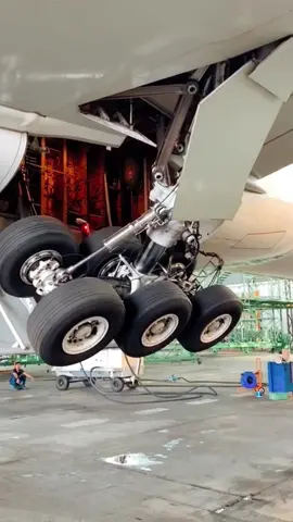 Boeing 777 main landing gear test! ✈️ (🎥 @🌤🛫✈️) #aviation #plane #travel #airplane #aircraft #airport #aviationlovers #aviationlife #aviationdaily #fyp #foryou 