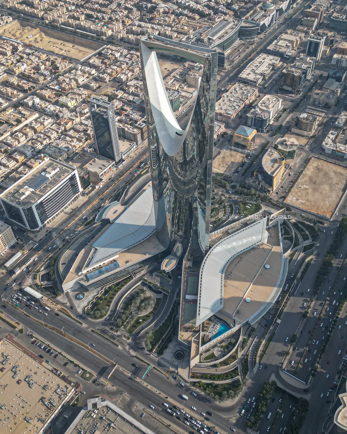 Happy Friday ✨ #kingdomcenter #aerial #aerialshot #architecture #facade #riyadh #city #skyscraper #urban #dji #djiglobal #djimini3pro #drone #dronephotography 