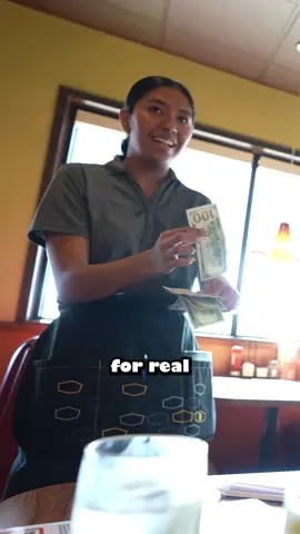 Tipping waitresses $500 🤍 #fyp #foryou 