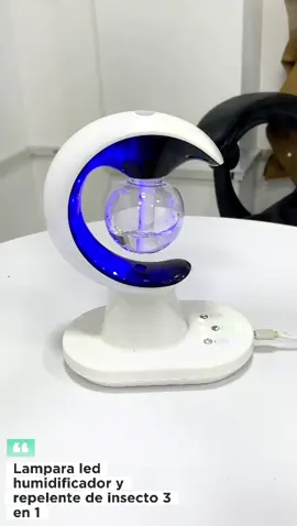 Lampara led humidificador y repelente de insecto 3 en 1 - Tiene un rociado seguro y suave, sino que también humidifica el aire y proporciona una luz nocturna suave para su comodidad. Es un diseño 3 en 1 que satisface sus diversas necesidades. - Puede elegir entre dos modos diferentes de pulverización del humidificador, es decir pulverización continua o pulverización intermitente. Esto le permite personalizar su experiencia y ajustar la cantidad de repelente rociado. - Evita las picaduras, luz repelente de vuelo eléctrica utiliza un sistema de accionamiento térmico de alta energía seguro y moderado para vaporizar el líquido repelente y crear un ambiente saludable y cómodo para usted y su familia. - Perfecto para dormitorio, habitación de niños, estudio o sala de estar, esta luz repelente de vuelo eléctrica puede evitar eficazmente el vuelo molesto y crear un ambiente cómodo para usted. - Medidas aproximadas 20.5 x 15.5 cm - Fácil de operar