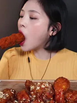Garlic chicken mukbang 🍗 #boki #boki_asmr #bokiontiktok #mukbangboki #eatwithboki #mukbang #asmr 