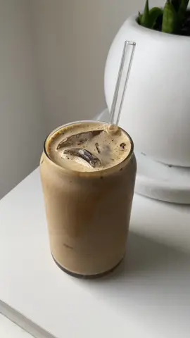 Cafe frio super facil 🤎 Ingredientes  - 2 cucharas de cafe instantaneo  - azucar c/n  - agua  - leche  - hielo  #coffee #icecoffee #viral #cafefrio #recetasfaciles #CapCut 