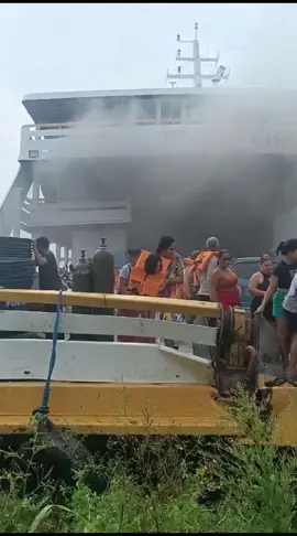 OCORRÊNCIA FLUVIAL | No Amazonas, incidente registrado no F/B BANZEIRO, durante a madrugada desta sexta-feira. Passageiros retirados às pressas da embarcação. Sem confirmação de feridos. (Vídeo 1) #barco #navegação #rioamazonas #amazonas #rio #fogo #fyp #foryou #fypシ 