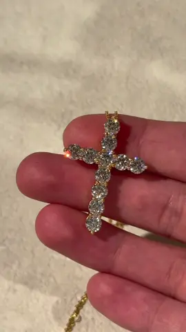 5mm moissanite cross ✝️ #SimplyKND #moissanite #jewelry #moissanitenecklace #diamondnecklace #moissanitecross #fyp #diamond #cross #foryoupage 