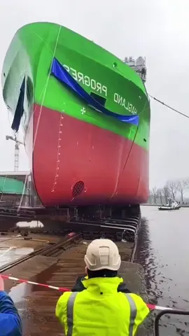 Bigest 😱 #big #ship #bigwaves 