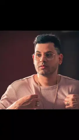 ¿Quién es Shadow Blow? José Ariel Fernández Soto, conocido en el ambiente musical como Shadow Blow, es un cantante y compositor dominicano. Nació el 12 de julio de 1983 en Santo Domingo Este, República Dominicana. Se hizo popular por sus temas románticos dentro de la música urbana. Pertenece al reducido grupo de exponentes urbanos que cuentan con formación musical académica. Con esa base ha enriquecido su propuesta, convirtiéndose en pionero en su país entre los músicos que han mezclado con éxito ambas expresiones, al destacarse como intérprete de dembow, rap, trap o reguetón. Niñez, Juventud y Vida Familiar Shadow Blow es hijo de José Antonio Fernández y Eva Lucía Volquez. Estudió diez años en el Conservatorio Nacional de Música, en la capital dominicana, del que egresó como pianista clásico. Sobre esa experiencia comentó en una entrevista que era mimado por sus profesores, especialmente por la directora. Inicios de Shadow Blow en la Música Shadow Blow comenzó como cantante clásico. Al cabo de un tiempo, identificado también con la música urbana contemporánea, decidió incursionar en ese género musical. Esa decisión molestó a sus padres, que sin embargo le dieron apoyo para continuar. Género musical Shadow Blow interpreta dembow, rap, trap y reguetón, entre otros géneros de música urbana contemporánea. Trayectoria y Legado En 2010, Shadow Blow estrenó la canción 