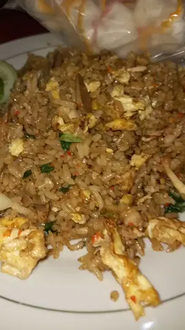 musim hujan 🤭😁 enak makan nasgor #nasigoreng #fyp 