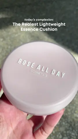 Blurring effect, lightweight feel, and velvet finish! Those are the things we say to describe The Realest Essence Cushion 😉🤏🏻 Lebih sat set bisa dibawa kemana-mana untuk touch up juga loh, Fam ~ Available in 10 shades! Fair, Light, Beige, Warm Beige, Medium Neutral, Sand, Honey, Warm Honey, Caramel and Toffee. ✨ Medium to High coverage ✨ SPF 40 PA+++  ✨ Flawless finish #roseallday #wearroséandslay #BeliLokal 