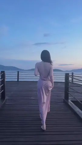 Đối với em ngay lúc này thế giới rộng xa xăm
