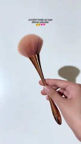 Can you believe that I got this for only 66 pesos?! 🥹 Saurrrr pretty!! 😭🎀💗 #makeupbrushes #makeup #makeupbrush #brushformakeup #makeupbrushforbeginner #affordablemakeupbrushes #makeupbrushrecommendation #recommendations #foryou #fyp #fypシ #rosegold #powderbrush