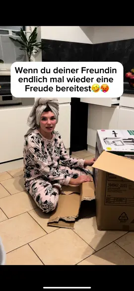 Wie würdet ihr reagieren?🤣🥵#fyp #foryouupage ##typischfrau #typischmann #nomobbing #justtfgorfun#couplecomedy #funnyvideos#fypシ #fypage #fürdich #goviral #viralvideo #viraltiktok#nehmtesmithumor