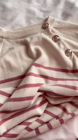 besbie bingung ?selalu ngomong gapunya baju?Padahal baju dilemari kamu tuh numpuk banget!😱 iyaa starr ngerti banget jadi star kasih solusinya nih buat ngedate pertama kamu pake si taylor sweater aja, inget besbie pertemuan pertama itu yang menentukan pertemuan selanjutnyaa, jangan kecewakan diri kamu besbieee😱aw #sweater #taylor #knitwear 