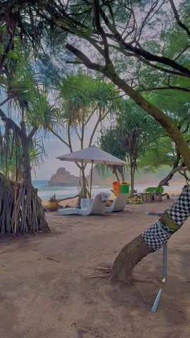 Pantai Bersih dan bagus di Blitar.. Sebelahnya ada muara sungai yang bisa buat berenang. Ada juga wisata perahu. Naik perahu per org 10rb atau per perahu 50 rb maksimal 5 org.  #pantaiserit #blitar #fyp #fypシ #Love #beach #seritbeach #exploreblitar #wisatablitar #blitarasyik #shareblitar 