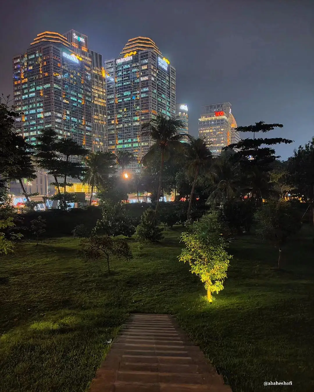 Salah Satu Spot Foto yang cantik di Kawasan GBK Senayan dimalam hari, perpaduan suasana hijau dan gemerlap lampu gedung tinggi Jakarta 🏙️ Ada yang suka nongkrong disini dimalam hari? Menurut kalian bagaimana Jakartans? 📍 Hutan Kota GBK  photo by : abaheshofi.khafidin ( IG )#jktfyp #palcetovisit #placetogo #jkt.spot #jktinfo #jakarta #jakartadaily #jakarta.guide #jakartaatnight #fypシ #fyp #jakartadaily #jakartadaily