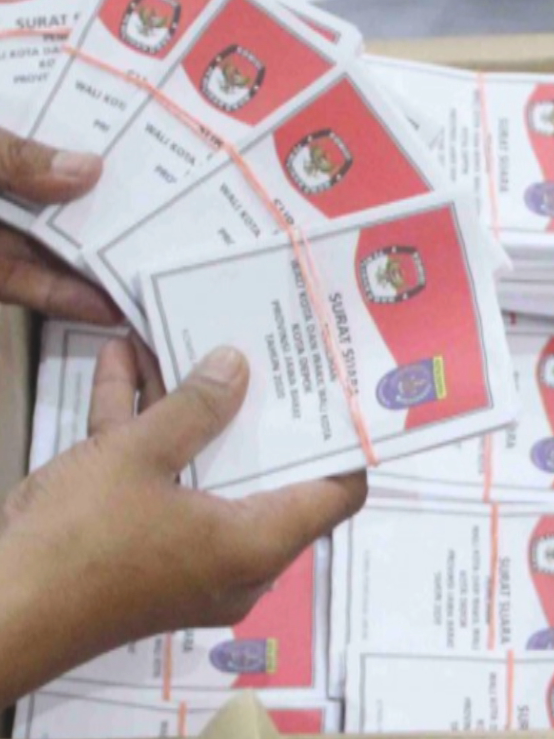 KPU Lagi Bercanda!? Surat Suara Cuma Berisi 2 Paslon Saja! Komisi Pemilihan Umum menuai kritik karena ngeluarin contoh surat suara atau spesimen untuk simulasi Pilpres 2024 cuma berisi 2 kolom pasangan presiden dan calon wakil presiden. NGERI..NGERII… KPU lagi main-main kali? Emang boleh sebercanda ini untuk urusan sekelas Republik Indonesia? #PILPRES #pilpres2024 #KPU #Viral #fyp #fypシ #suratsuara #pilpres2024😁🇮🇩🙏🏻