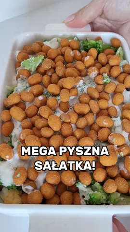 COŚ PYSZNEGO! Sķładniki: Filet z kurczaka Ok 4 plasterki boczku czerwona cebulka 2 jajka Ok 200g brokuła sos czosnkowy orzeszki ziemne w paprykowej panierce (do kupienia w lidlu) Przyprawa gyros Sól,pieprz Filet z kurczaka kroję w kostkę obsypuję przyprawą gyros i  smażę na niewielkiej ilości oleju.  Boczek kroję w kostkę i  podsmażam.  Brokuła gotuję w lekko osolonej wodzie. Jajka gotuję na twardo. Sos: majonez mieszam z jogurtem naturalnym, dodaję czosnek suszony, doprawiam solą i pieprzem. Wszystkie składniki  kroję drobno,umieszczam w foremce, polewam sosem i posypuję orzechami. Przepis inspirowany ze strony przepiski.pl Sałatka, Sałatka z brokułem, orzechy ziemne, pyszna sałatka, Sałatka imprezowa, karnawał, szybki przepis, przepis na sałatkę, lunchbox, sałatka z kurczakiem, pyszne jedzonko, kuchnia, food, salad, yummy #Sałatka #sałatkazkurczakiem #sałatkanaimprezę #sałatkazbrokułem #lunchbox #kuchnia #pysznejedzonko #szybkiprzepis #salad #yummy #przekąska #przekąskanaimprezę