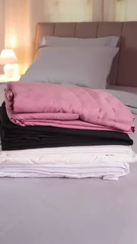 Um dos nossos sucesso de vendas o jogo de lençol aba americana 300 fios com toque macio e acetinado além de maravilhosos #LuxoNoSono #camaposta #enxoval #casa #cama #aconchego #RViotto 